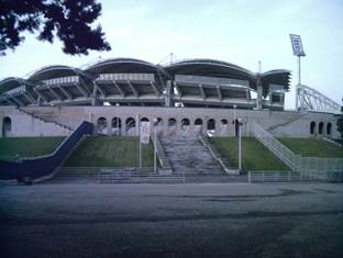 http://upload.wikimedia.org/wikipedia/commons/3/39/Stade_de_Gerland_-_virage_sud.jpg